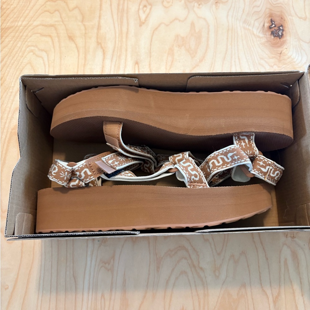 Teva Brown & Cream Patterned Platform Sandals NWT - image 4